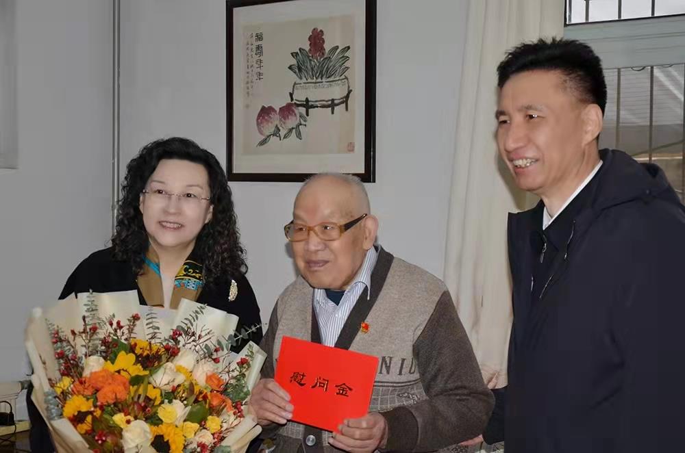 濟南產(chǎn)發(fā)集團黨委副書記、總經(jīng)理黃蓓走訪慰問離休老干部、老黨員